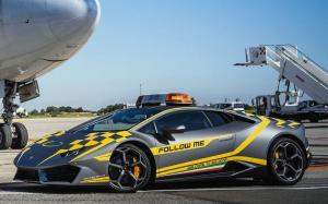 Lamborghini Huracan Follow Me Bologna Airport 2019 года